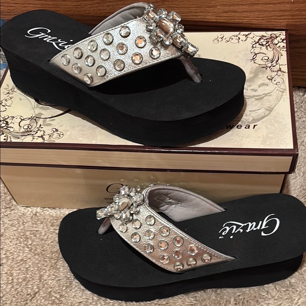 NWT GRAZIE kitty Black and Silver Embellished Sandals cross bling gems 6